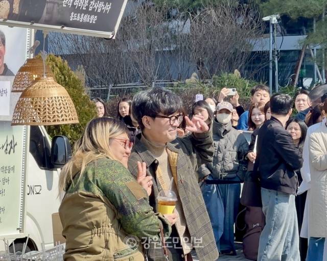 ▲ 영화 ‘왕과 사는 남자’의 장항준 감독이 12일 서울 중구 한국프레스센터 앞에서 ‘커피차 이벤트’를 열고, 팬들에게 커피를 나눠주며 기념촬영을 하고 있다. 이세훈 기자