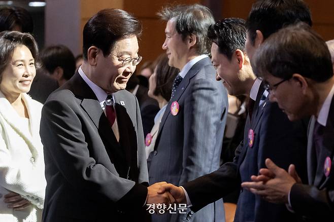 이재명 대통령이 1일 오전 서울 코엑스에서 열린 제107주년 3.1절 행사에서 장동혁 국민의힘 대표와 악수를 하고 있다. 청와대사진기자단