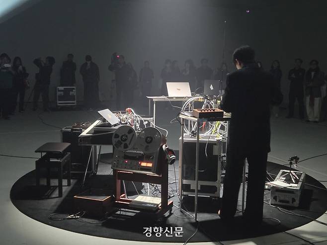 서울시립 서서울미술관 개관일인 12일 공개된 세마 퍼포먼스 ‘호흡 ’ 중 그레이코드·지인의 ‘공기의 관하여’ 한 장면. 윤승민 기자