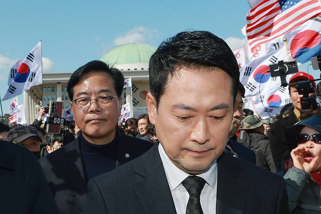 장동혁 국민의힘 대표와 송언석 원내대표가 지난 3일 국회에서 ‘사법독립 헌정수호를 위한 대국민 호소 국민대장정 규탄대회’ 출정식을 마치고 청와대로 향하고 있다. 연합뉴스