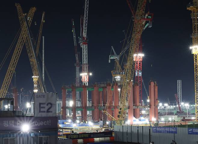 Floodlights illuminate the construction site of a Samsung Electronics’ semiconductor plant at its campus in Pyeongtaek, Gyeonggi Province, Feb. 24. The facility is expected to support expanded production of advanced DRAM used in AI and data center systems. (Yonhap)