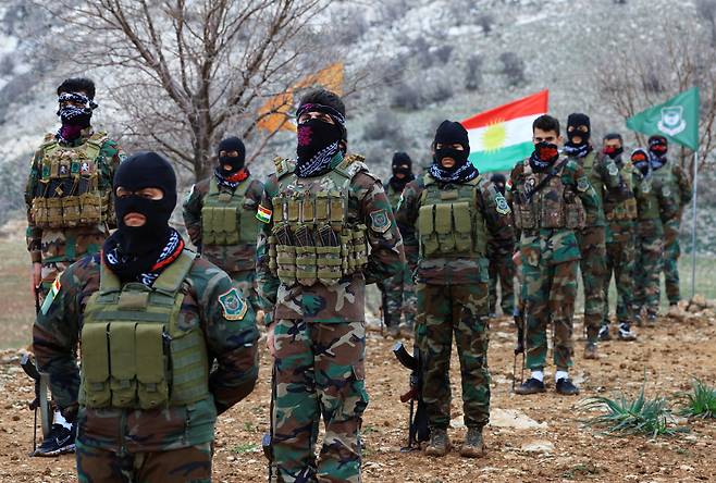 Iranian Kurdish fighters from the Kurdistan Freedom Party (PAK) take part in a training session at a base on the outskirts of Erbil, Iraq February 12, 2026. [REUTERS/YONHAP]