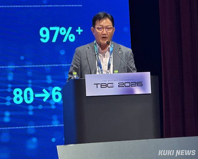 홍영준 포스코퓨처엠 부사장은 12일 서울 코엑스에서 열린 ‘더배터리컨퍼런스 2026’에서 배터리 소재와 공정 분야에서 추진 중이 기술 전략을 소개했다. 송민재 기자