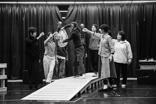 극단 58번국도가 ‘해녀 연심’을 연습하고 있다.   (c)극단 58번국도