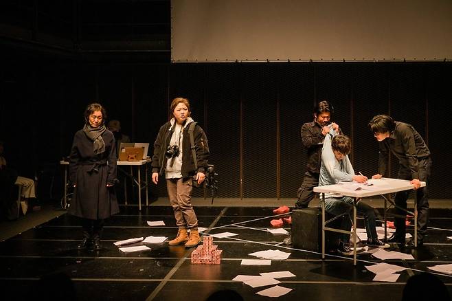 극작가 김민정에게 차범석희곡상을 안긴 연극 ‘미궁의 설계자’.   (c)한국문화예술위원회