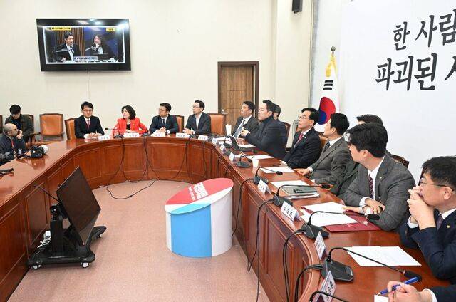 국민의힘 장동혁 대표(오른쪽)와 최고위원들이 12일 국회 최고위원회의에서 이재명 대통령 공소취소 거래설을 제기한 ‘김어준의 뉴스공장’을 시청하고 있다. 이병주 기자
