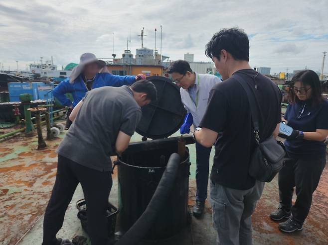 유조부선 4척 압수현장(한국석유관리원 합동수색) / 사진=남해해양경찰청 제공