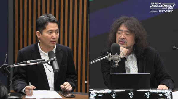 ▲ 지난 10일 김어준의 겸손은 힘들다 뉴스공장에 출연한 장인수(왼쪽), 김어준씨. 사진=유튜브 갈무리