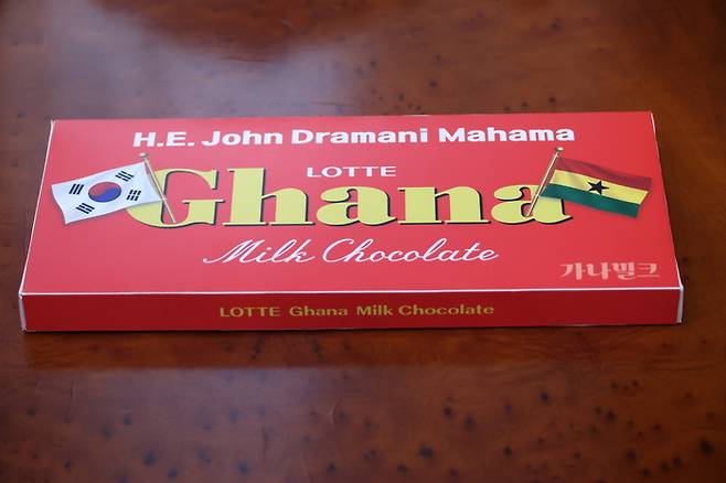 11일 청와대에서 열린 한-가나 정상회담에 앞서 취재진에 공개된 이재명 대통령이 가나 대통령을 위해 특별 제작한 ‘가나 초콜릿’ 모습. 초콜릿의 포장지에는 양국 국기와 마하마 대통령의 이름을 넣었다. [연합뉴스]
