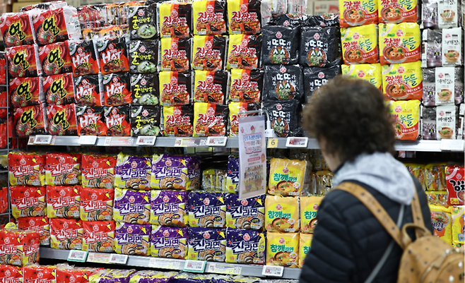 12일 서울의 한 대형마트에 진열된 라면의 모습.  [뉴스1]