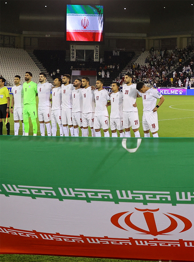 이란 선수들이 2025년 6월 제23회 국제축구연맹 북중미월드컵 아시아 예선 카타르 원정경기 시작 전 국가 연주를 듣고 있다. 사진=REUTERS=연합뉴스 제공