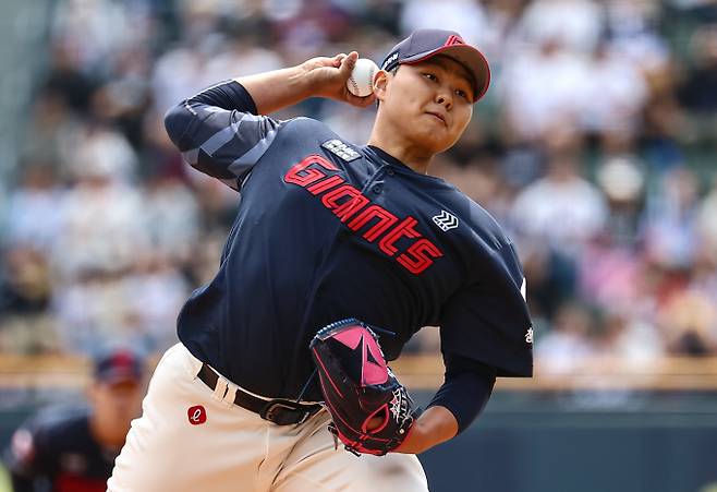 프로야구 롯데 자이언츠 투수 박진이 부상으로 인해 팔꿈치 수술을 받는다. 사진은 지난해 4월27일 서울 송파구 잠실야구장에서 열린 프로야구 '2025 신한 SOL 뱅크 KBO리그' 롯데 자이언츠와 두산 베어스 경기에서 롯데 선발투수 박진이 1회말 역투한 모습. /사진=뉴스1