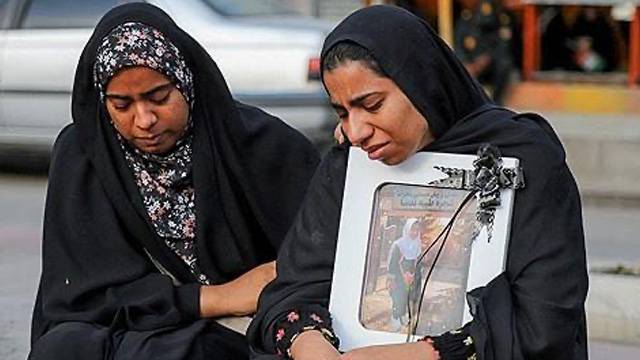 이란 초등학교 공습 사망자 장례식의 희생자 부모. 로이터 연합뉴스