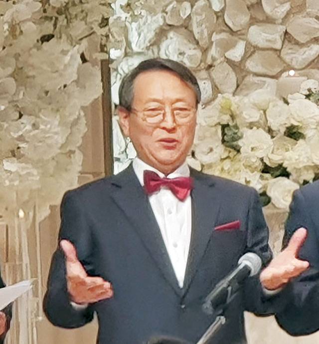 공군사관학교 동기인 김종명은 합창단 활동에도 열심이다.