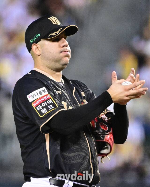 2025년 9월 11일 오후 서울 잠실구장에서 열린 '2025 신한 SOL뱅크 KBO 리그' KT 위즈와 LG 트윈스의 경기. KT 선발투수 헤이수스가 3회말 추가 2실점 한 뒤 자신에게 화를 내고 있다./마이데일리