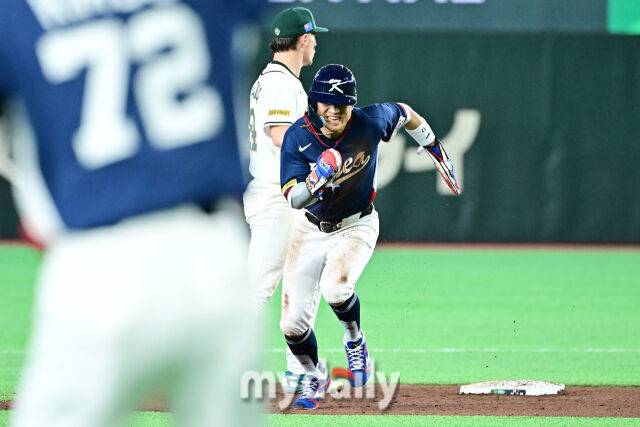 9일 일본 도쿄돔에서 열린 2026 월드 베이스볼 클래식(WBC) 조별리그 한국-호주 경기. 박해민이 9회초 1사 1루 이정후의 땅볼을 호주 데일이 2루 송구 실책 때 3루로 뛰고 있다./도쿄(일본) = 한혁승 기자