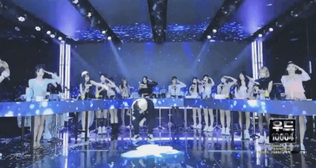 MC 딩동이 여성 출연진 폭행 후 타 출연진들이 거수경례를 하고 있다. / 엑셀 방송 캡처