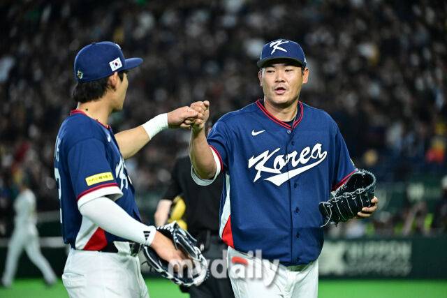 9일 일본 도쿄돔에서 열린 2026 월드 베이스볼 클래식(WBC) 조별리그 한국-호주 경기. 노경은이 3회 무실점 수비를 마치고 이정후와 기뻐하고 있다./마이데일리