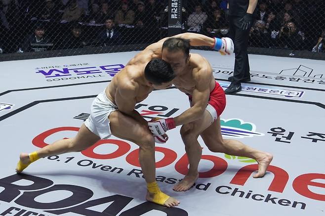 2024년 12월 레프트 훅을 던진 양지용의 옆 머리에 클린치 하려던 김수철의 안면이 부딪친 장면