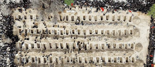 지난 4일 테헤란에서 준비하고 있는 호르무즈간주 미나브시 여학교 희생자들의 무덤. 지난달 28일 미사일 폭격으로 이 학교의 학생들과 교직원 등 최소 175명이 사망한 것으로 집계됐다.[이란 파르스통신 텔레그램 갈무리]