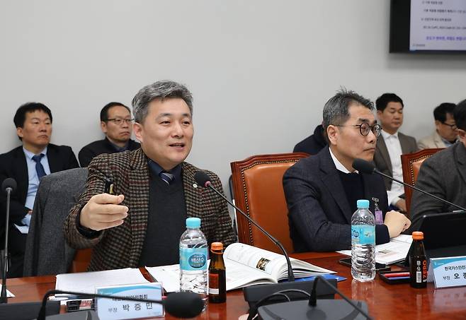 토론회 패널로 참여한 박중민 대한산업안전협회 부장은 지구 온난화가 심화됨에 따라 인화성액체 폭발위험장소 산정방식에 대한 재검토가 필요하다고 주장했다.