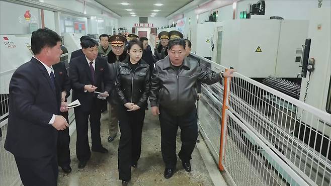 [서울=뉴시스] 북한 조선중앙TV는 김정은 국무위원장이 딸 주애와 함께 지난 11일 제2경제위원회 산하 중요군수공장을 찾아 신형 권총을 사격하고 현지 지도를 했다고 12일 보도했다. (사진=조선중앙TV 캡처) 2026.03.12. photo@newsis.com *재판매 및 DB 금지