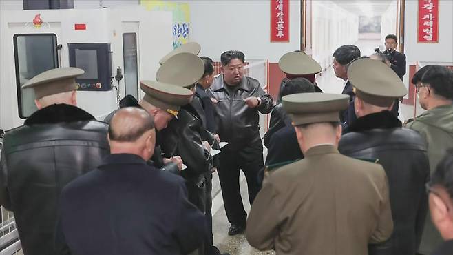 [서울=뉴시스] 북한 조선중앙TV는 김정은 국무위원장이 딸 주애와 함께 지난 11일 제2경제위원회 산하 중요군수공장을 찾아 신형 권총을 사격하고 현지 지도를 했다고 12일 보도했다. (사진=조선중앙TV 캡처) 2026.03.12. photo@newsis.com *재판매 및 DB 금지