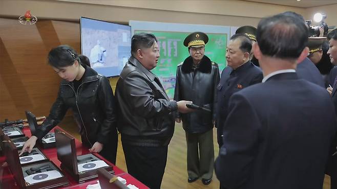 [서울=뉴시스] 북한 조선중앙TV는 김정은 국무위원장이 딸 주애와 함께 지난 11일 제2경제위원회 산하 중요군수공장을 찾아 신형 권총을 사격하고 현지 지도를 했다고 12일 보도했다. (사진=조선중앙TV 캡처) 2026.03.12. photo@newsis.com *재판매 및 DB 금지