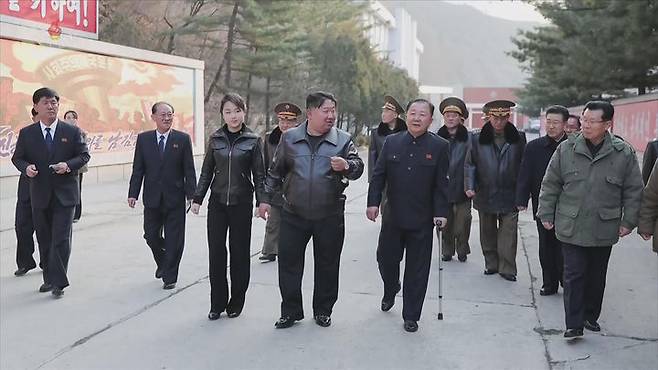 [서울=뉴시스] 북한 조선중앙TV는 김정은 국무위원장이 딸 주애와 함께 지난 11일 제2경제위원회 산하 중요군수공장을 찾아 신형 권총을 사격하고 현지 지도를 했다고 12일 보도했다. (사진=조선중앙TV 캡처) 2026.03.12. photo@newsis.com *재판매 및 DB 금지