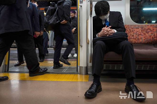 [도쿄=AP/뉴시스] 지하철 이동 중 잠든 남성의 모습. *기사 본문과는 무관한 사진. 2025.05.19.