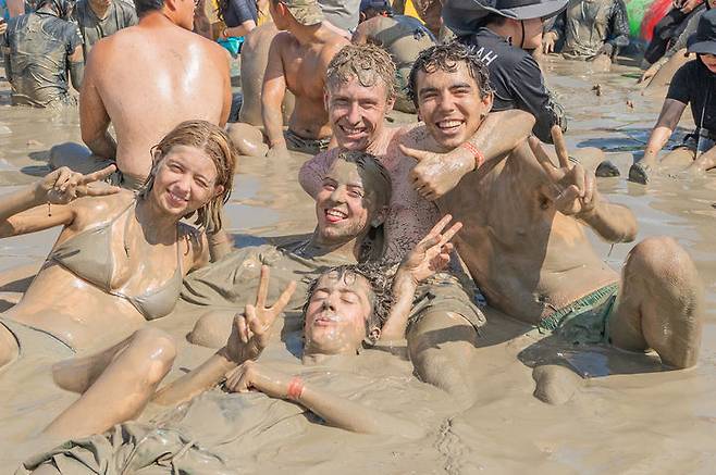 [보령=뉴시스] '제28회 보령머드축제'를 찾아 즐거운 한때를 보내고 있는 외국인 관광객들. (사진=보령시청 제공) *재판매 및 DB 금지