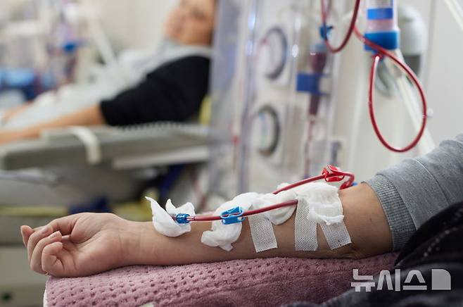 [서울=뉴시스] 투석을 받고 있는 신부전 환자. (사진= 한림대강남성심병원 제공)
