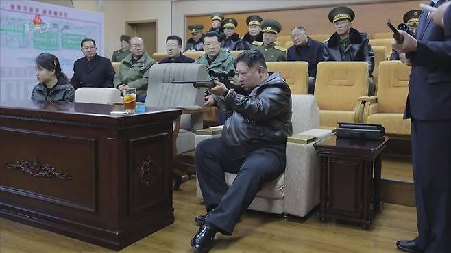 [서울=뉴시스] 북한 조선중앙TV는 김정은 국무위원장이 딸 주애와 함께 지난 11일 제2경제위원회 산하 중요군수공장을 찾아 신형 권총을 사격하고 현지 지도를 했다고 12일 보도했다. (사진=조선중앙TV 캡처) 2026.03.12. photo@newsis.com *재판매 및 DB 금지