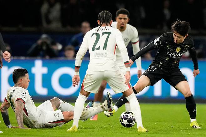 [파리=AP/뉴시스] 파리 생제르맹(PSG)의 이강인(오른쪽)이 11일(현지 시간) 프랑스 파리의 파르크 데 프랭스에서 열린 2025-26 유럽축구연맹(UEFA) 챔피언스리그(UCL) 16강 1차전 첼시(잉글랜드)와 경기 중 공을 다투고 있다. 이강인은 후반 24분 교체 출전했으며, PSG는 5-2로 승리했다. 2026.03.12.