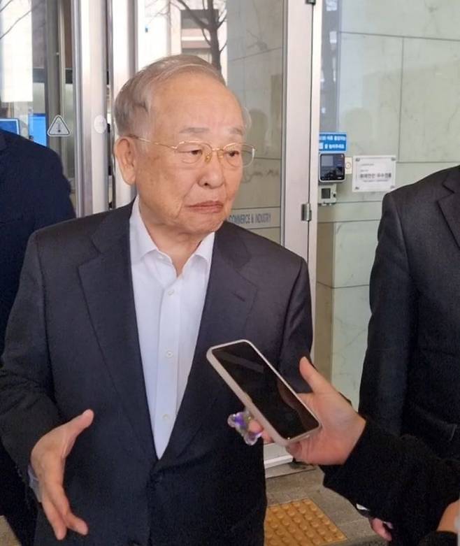 [서울=뉴시스]이지용 기자 = 손경식 경총 회장이 12일 서울 중구 대한상의 회관에서 열린 '기업혁신 지원 민관협의체 킥오프 회의'가 끝난 뒤 취재진을 만난 자리에서 답변을 하고 있다. 2026.03.12. leejy5223@newsis.com *재판매 및 DB 금지