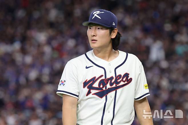 [도쿄=뉴시스] 권창회 기자 = 8일 일본 도쿄돔에서 열린 2026 WBC 조별리그 C조 3차전 한국과 대만의 경기, 한국 곽빈이 5회초를 무실점으로 마무리 한 뒤 더그아웃으로 향하고 있다. 2026.03.08. kch0523@newsis.com