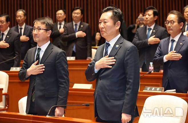 [서울=뉴시스] 조성봉 기자 = 정청래 더불어민주당 대표와 한병도 원내대표가 12일 오후 서울 여의도 국회에서 열린 의원총회에서 국민의례를 하고 있다. 2026.03.12. suncho21@newsis.com