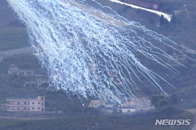 [크파르킬라=AP/뉴시스] 사진은 2023년 11월 22일(현지시각) 이스라엘과의 국경 마을인 레바논 남부 크파르 킬라 상공에서 이스라엘군의 백린탄으로 보이는 포탄이 터지는 모습. 2026.03.12.