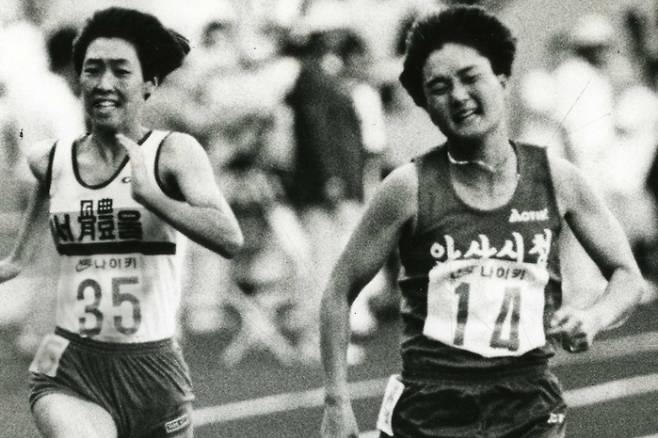1988년 그랑프리 육상 대회에서 1위로 들어오는 이영숙 현 안산시청 감독(오른쪽). 연합뉴스