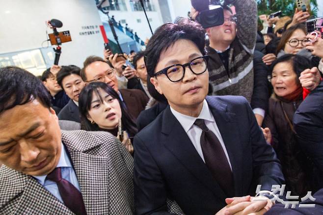 국민의힘이 한동훈 전 대표의 제명을 확정한 29일 오후 한동훈 전 국민의힘 대표가 서울 여의도 국회에서 입장 발표를 마친 후 소통관을 나서고 있다. 황진환 기자