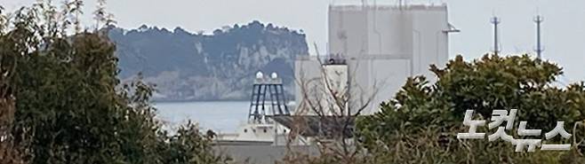 제주해군기지에 정박해 있는 해상발사플랫폼. 강정친구들 제공