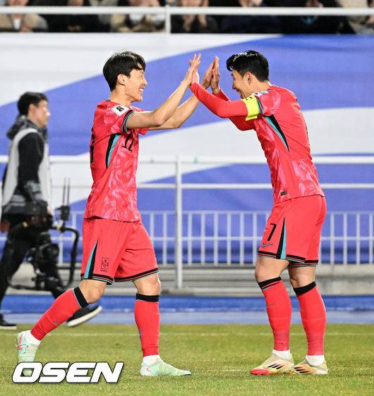 [OSEN=수원, 이대선 기자] 홍명보호가 이번에도 승리하지 못했다. 요르단과 아쉬운 무승부를 거두면서 3경기 연속 승점 1점을 추가하는 데&nbsp;만족해야 했다.홍명보 감독이&nbsp;이끄는 대한민국 축구대표팀은 25일 오후 8시 수원월드컵경기장에서 열린 2026 국제축구연맹(FIFA) 북중미 월드컵 아시아지역 3차 예선 B조 8차전에서 요르단과 1-1로 비겼다.전반 한국 이재성이 선제골을 성공시키고 손흥민과 환호하고 있다. 2025.03.25 /sunday@osen.co.kr