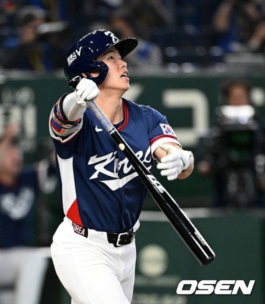 [OSEN=도쿄(일본), 손용호 기자] 7일 일본 도쿄돔에서 2026 월드베이스볼클래식(WBC) 조별리그 C조 대한민국과 일본의 경기가&nbsp;열렸다.한국은 잠수함 고영표, 일본은 좌완 기쿠치 유세이를 선발로 내세웠다. WBC에서 2006년 4강, 2009년 준우승을 차지한 한국은 이후 3개 대회(2013년, 2017년, 2023년)에서 연달아 1라운드를 통과하지 못하고 있다. 이번 대회에서는 8강 토너먼트 복귀를 목표로 대회에 임하고 있다. 지난 5일 체코와의 첫 경기에서는 11-4로 대승을 거두며 좋은 출발을 했다.&nbsp;4회초 1사 1루에서 한국 김혜성이 동점 우중월 투런포를 날리고 있다. 2026.03.07&nbsp;/spjj@osen.co.kr