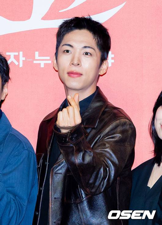 [OSEN=민경훈 기자] 10일 오후 서울 종로구 대학로 NOL서경스퀘어 스콘 1관에서 연극 '불란서 금고' 제작발표회가 열렸다.연극 ‘불란서 금고’(작/연출 장진)은 “밤 12시, 모든 전기가 꺼지면 금고를 열 수 있다”는 설정 아래 각기 다른 목적과 사연을 지닌 인물들이 은행 지하 밀실에 모이며 벌어지는 이야기를 그린다. 배우 주종혁이 포토타임을 갖고 있다. 2026.02.10 / rumi@osen.co.kr