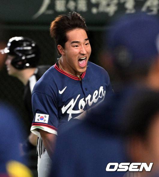 [OSEN=도쿄(일본), 손용호 기자] 도쿄의 기적이 나왔다. 한국 WBC 대표팀이 17년 만에 1라운드를 통과했다.&nbsp;한국은 9일 일본 도쿄돔에서 열린 ‘2026 월드베이스볼클래식(WBC)’ 1라운드 C조 호주와의 경기에서 로 승리를 거뒀다. 이로써 한국은 조별라운드 2승2패를 기록하면서 호주, 대만 등을 최소실점률로 제치면서 2009년 이후 17년 만에 1라운드를 통과했다. 이제 한국은 마이애미행 전세기를 탄다.9회초 1사 1,3루에서 한국 안현민이 희생플라이를 날리고 더그아웃에서 환호하고 있다. 2026.03.09&nbsp;/spjj@osen.co.kr