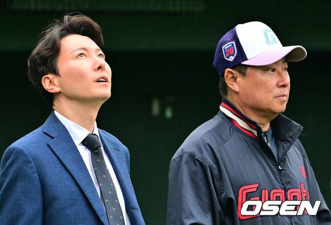 [OSEN=미야자키(일본), 지형준 기자] 26일 일본 미야자키 산마린 스타디움에서 두산 베어스와 롯데 자이언츠의 구춘대회 경기가 열렸다.이날 두산은 이영하, 롯데는 쿄아마가 선발로 나섰다.경기에 앞서 롯데 박준혁 단장과 김태형 감독이 이야기를 나누고 있다. 2026.02.26 /jpnews@osen.co.kr