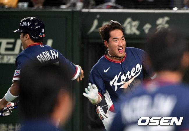 [OSEN=도쿄(일본), 손용호 기자] 도쿄의 기적이 나왔다. 한국 WBC 대표팀이 17년 만에 1라운드를 통과했다.&nbsp;한국은 9일 일본 도쿄돔에서 열린 ‘2026 월드베이스볼클래식(WBC)’ 1라운드 C조 호주와의 경기에서 로 승리를 거뒀다. 이로써 한국은 조별라운드 2승2패를 기록하면서 호주, 대만 등을 최소실점률로 제치면서 2009년 이후 17년 만에 1라운드를 통과했다. 이제 한국은 마이애미행 전세기를 탄다.9회초 1사 1,3루에서 한국 안현민이 희생플라이를 날리고 더그아웃에서 환호하고 있다. 2026.03.09&nbsp;/spjj@osen.co.kr