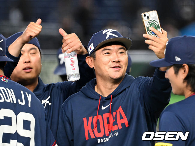 [OSEN=도쿄(일본), 손용호 기자] 도쿄의 기적이 나왔다. 한국 WBC 대표팀이 17년 만에 1라운드를 통과했다. 한국은 9일 일본 도쿄돔에서 열린 ‘2026 월드베이스볼클래식(WBC)’ 1라운드 C조 호주와의 경기에서 로 승리를 거뒀다. 이로써 한국은 조별라운드 2승2패를 기록하면서 호주, 대만 등을 최소실점률로 제치면서 2009년 이후 17년 만에 1라운드를 통과했다. 이제 한국은 마이애미행 전세기를 탄다.경기 종료 후 한국 노경은이 류현진과 승리의 기쁨을 나누고 있다. 2026.03.09 /spjj@osen.co.kr