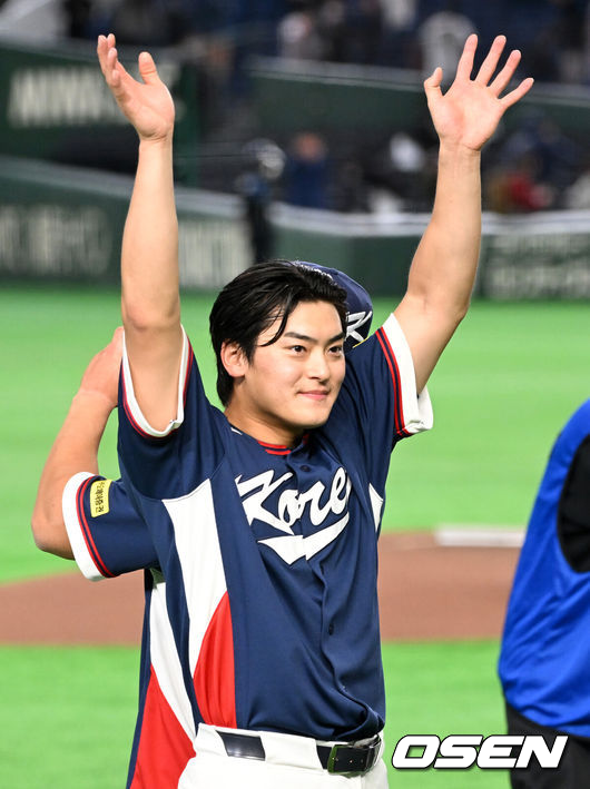 [OSEN=도쿄(일본), 손용호 기자] 도쿄의 기적이 나왔다. 한국 WBC 대표팀이 17년 만에 1라운드를 통과했다.&nbsp;한국은 9일 일본 도쿄돔에서 열린 ‘2026 월드베이스볼클래식(WBC)’ 1라운드 C조 호주와의 경기에서 로 승리를 거뒀다. 이로써 한국은 조별라운드 2승2패를 기록하면서 호주, 대만 등을 최소실점률로 제치면서 2009년 이후 17년 만에 1라운드를 통과했다. 이제 한국은 마이애미행 전세기를 탄다.경기 종료 후 한국 조병현이 승리의 기쁨을 나누고 있다. 2026.03.09&nbsp;/spjj@osen.co.k
