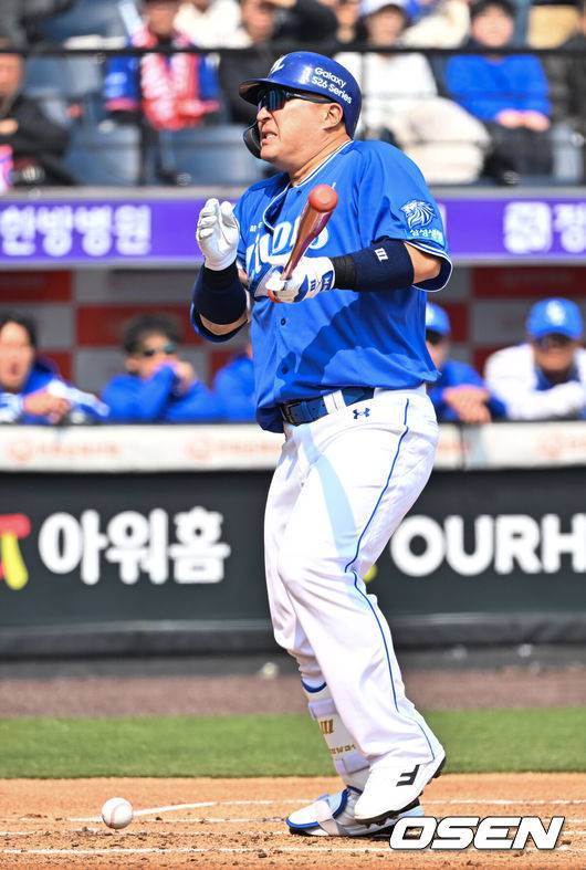 [OSEN=대전, 민경훈 기자] 12일 대전 한화생명볼파크에서 2026 신한 SOL KBO리그 시범경기 한화 이글스와 삼성 라이온즈의 경기가 열렸다.시범경기는&nbsp;오늘(12일)부터&nbsp;오는 24일까지 진행되며, 각 팀이 12경기씩 치러 총 60경기가 펼쳐진다.1회초 무사 주자 1,2루 삼성 최형우가 타석에서 한화 선발 왕옌청이 던진 볼에 맞고 있다. 2026.03.12 /rumi@osen.co.kr